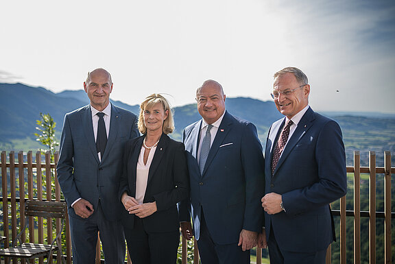 Foto v.l.: LR Bgm. Christian Dörfel, LAbg. Doris Staudinger, BK Christian Stocker, LH Thomas Stelzer (© Land OÖ/Max Mayrhofer)