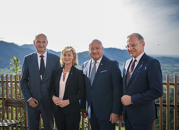Foto v.l.: LR Bgm. Christian Dörfel, LAbg. Doris Staudinger, BK Christian Stocker, LH Thomas Stelzer (© Land OÖ/Max Mayrhofer)