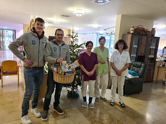 Foto (JVP Steinbach): Mitglieder der JVP Steinbach an der Steyr mit Mitarbeiter:innen des Altenheim Grünburg 