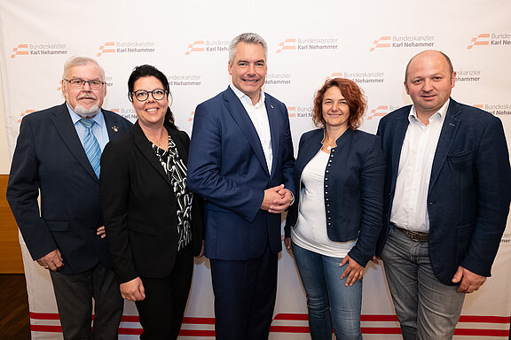 Foto v.l.: Franz Gegenleitner, Dagmar Fetz-Lugmayr, BK Karl Nehammer, Sabine Sieberer, Andreas Ehrenhuber