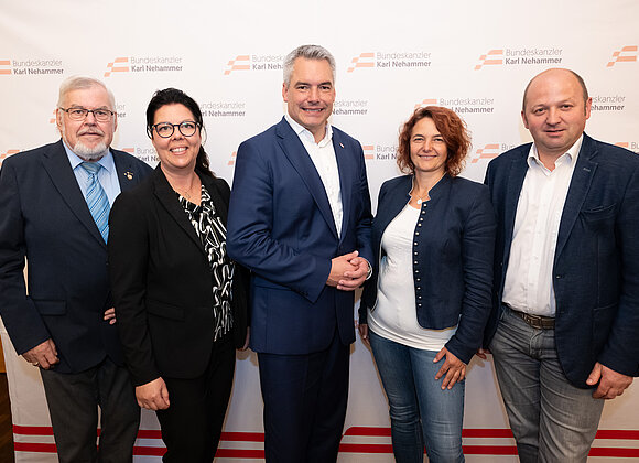 Foto v.l.: Franz Gegenleitner, Dagmar Fetz-Lugmayr, BK Karl Nehammer, Sabine Sieberer, Andreas Ehrenhuber