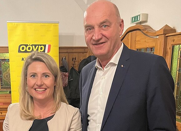 OÖVP-Bezirksobmann Christian Dörfel mit BM Susanne Raab.