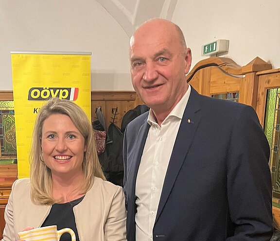 OÖVP-Bezirksobmann Christian Dörfel mit BM Susanne Raab.
