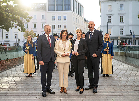 v.l.: LH Thomas Stelzer, KO Margit Angerlehner, LAbg. Doris Staudinger, LR Christian Dörfel (Foto: Land OÖ)