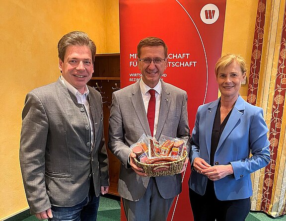 Foto v.l.: WK-Bezirksobmann Bgm. Klaus Aitzetmüller, Landesrat Markus Achleitner, WB-Bezirksobfrau LAbg. Doris Staudinger