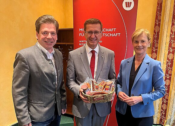 Foto v.l.: WK-Bezirksobmann Bgm. Klaus Aitzetmüller, Landesrat Markus Achleitner, WB-Bezirksobfrau LAbg. Doris Staudinger