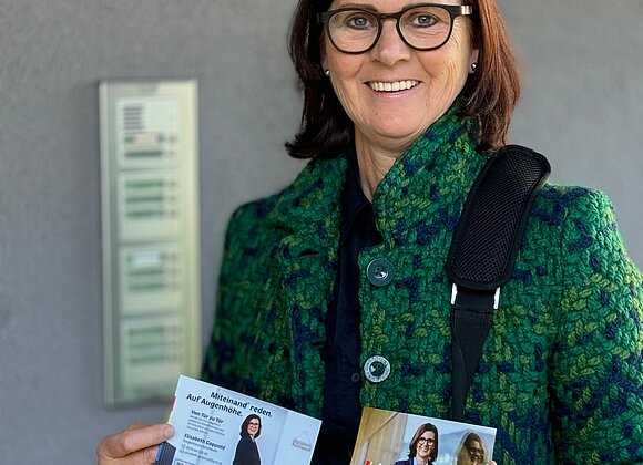 Die Kirchdorfer Bürgermeisterkandidatin Elisabeth Goppold auf Hausbesuchstour. (Foto: Privat)