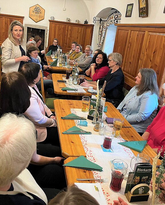 BM Susanne Raab im Gespräch mit Gemeinderätinnen aus dem Bezirk Kirchdorf.