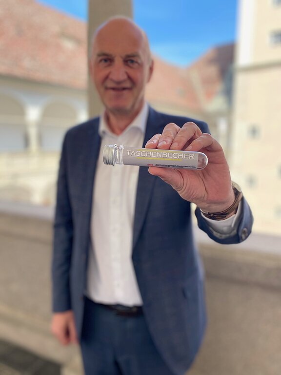 DörfelTaschenbecher.jpg  