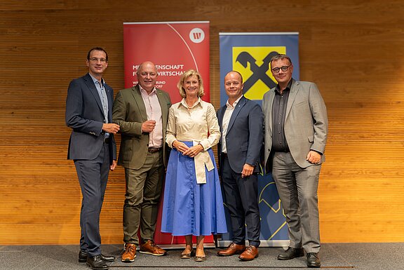 Foto (Ivana Topalovic) v.l.: design. Direktor WB OÖ Thomas Mitterhauser, CEO Andreas Klauser, LAbg. Doris Staudinger, RB-Vorstandsvorsitzender Michael Eiblwimmer, RB-Vorstand Martin Klinger