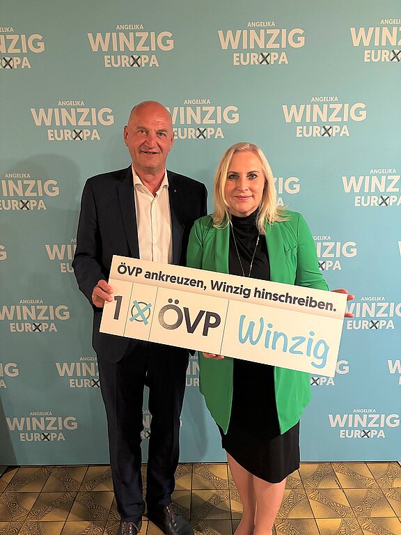 OÖVP-Bezirksobmann Christian Dörfel mit Spitzenkandidatin Angelika Winzig.